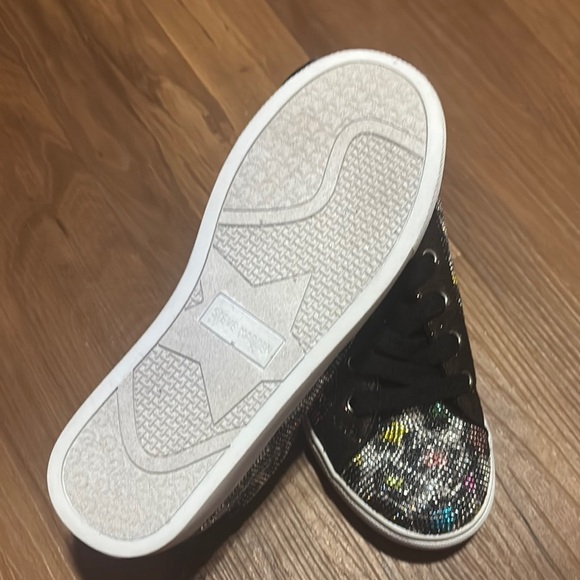 Steve Madden Black Sneakers with Classic Low-Top Design - Picture 3 of 4